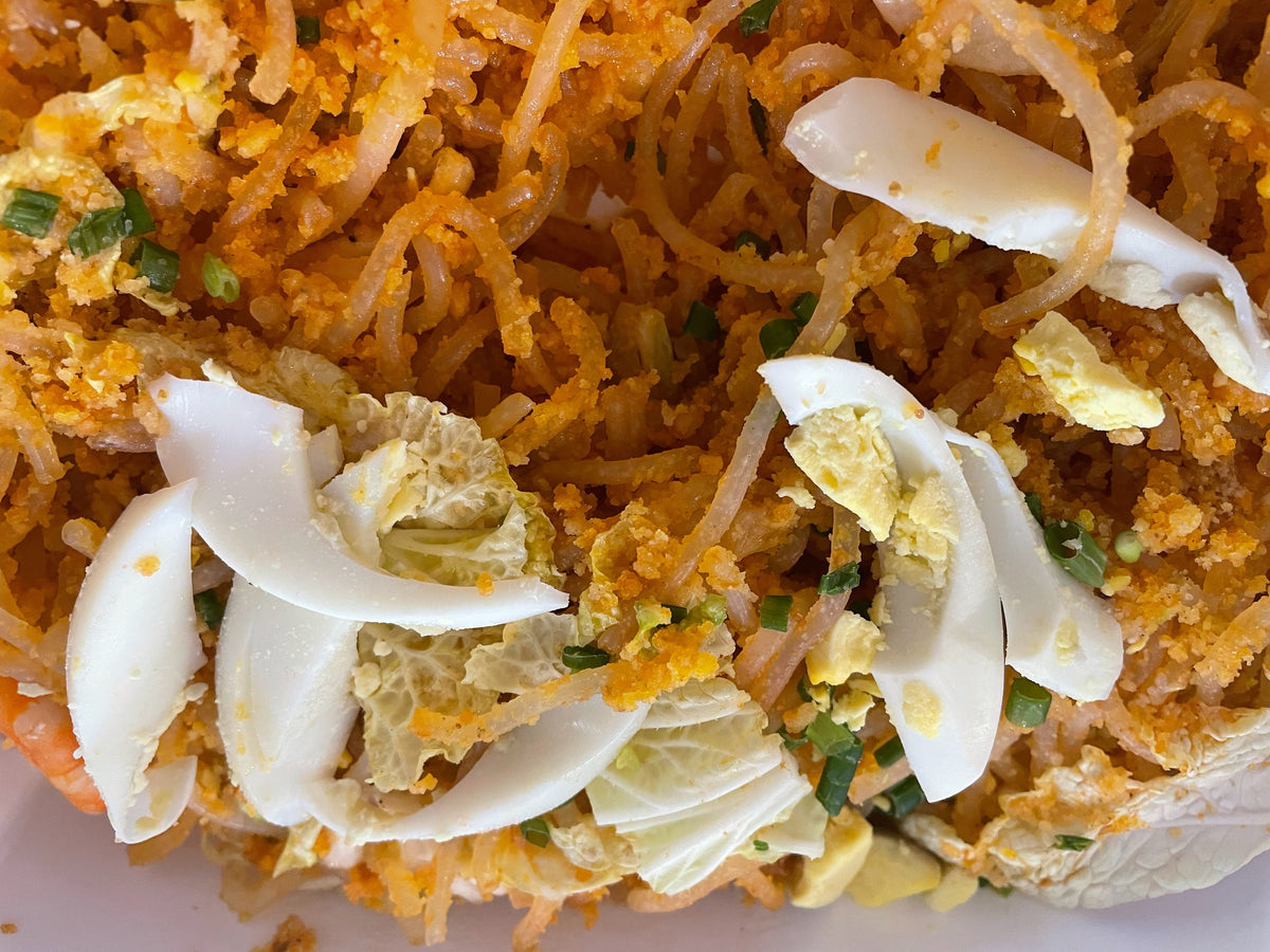 Close-up of pancit Malabon. Photo: Aerous / Wikimedia Commons · CC BY-SA 4.0.