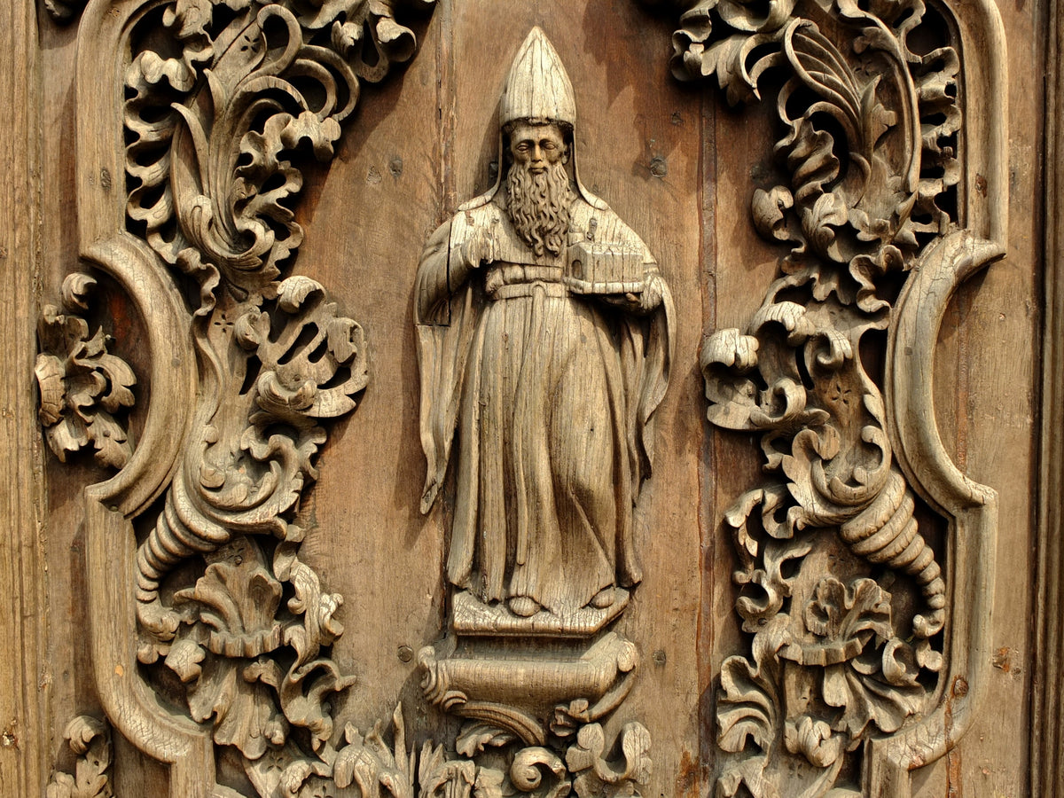 Close-up detail of the San Agustin Church door in Intramuros, Manila. Photo: Ramiltibayan / Wikimedia Commons · CC BY-SA 4.0.