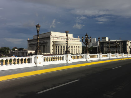 Jones Bridge and Manila Central Post Office. Photo: Patrickroque01 / Wikimedia Commons · CC BY-SA 4.0.