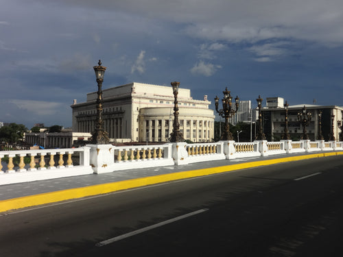 Jones Bridge and Manila Central Post Office. Photo: Patrickroque01 / Wikimedia Commons · CC BY-SA 4.0.