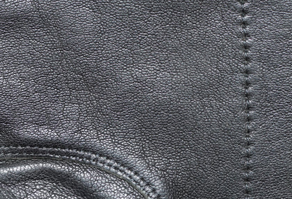 Close-up of stitched leather craftsmanship. Photo: Gnu-Bricoleur / Wikimedia Commons · CC BY-SA 4.0.