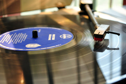 Close-up of a vinyl record on a turntable. Photo: ProtoplasmaKid / Wikimedia Commons · CC BY-SA 3.0.