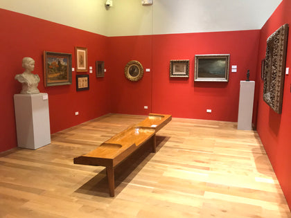 A curated display at Ateneo Art Gallery in Areté, Quezon City. Photo: Rizalninoynapoleon / Wikimedia Commons.