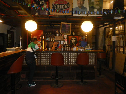 Creative shops inside First United Building on Escolta, Manila. Photo: Judgefloro / Wikimedia Commons, CC0 1.0.