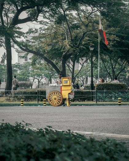 Sorbetes street vendor and yellow cart in Manila. Photo: Eryka Rose Raton / Unsplash.