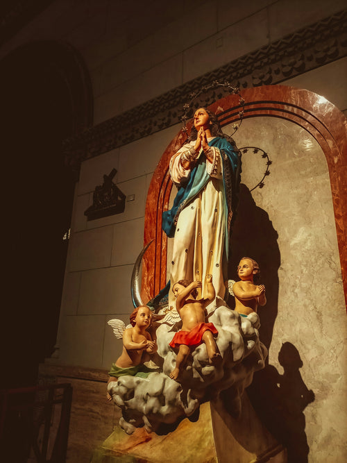 Devotional sculpture of the Virgin Mary and angels inside a church. Photo: Chenny Compuesto / Unsplash. Illustrative image.