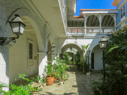 Arcaded courtyard at the Cervantes Institute in Intramuros, Manila. Photo: BLOG REGION / Unsplash.